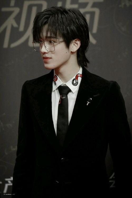 宋亚轩爆料团员视频,独家幕后花絮大公开